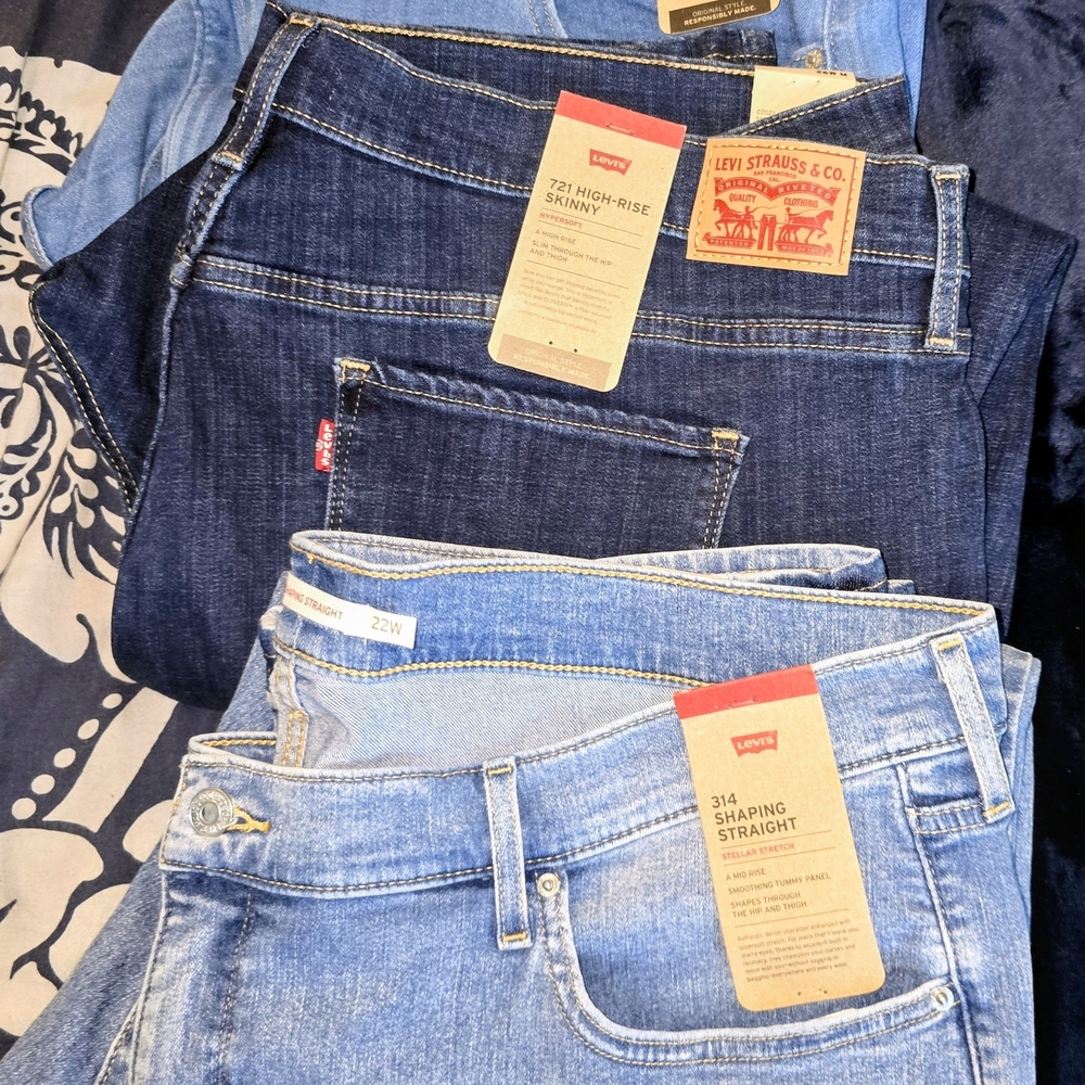 Levi's Women's Straight Leg Jeans in Dark and Light Blue